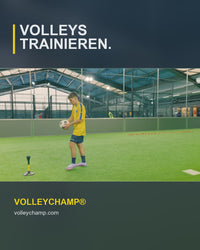 Spieler legt den Ball auf den VOLLEYCHAMP®, schiesst einen Volley ohne Zuspieler und die Halterung bleibt stehen