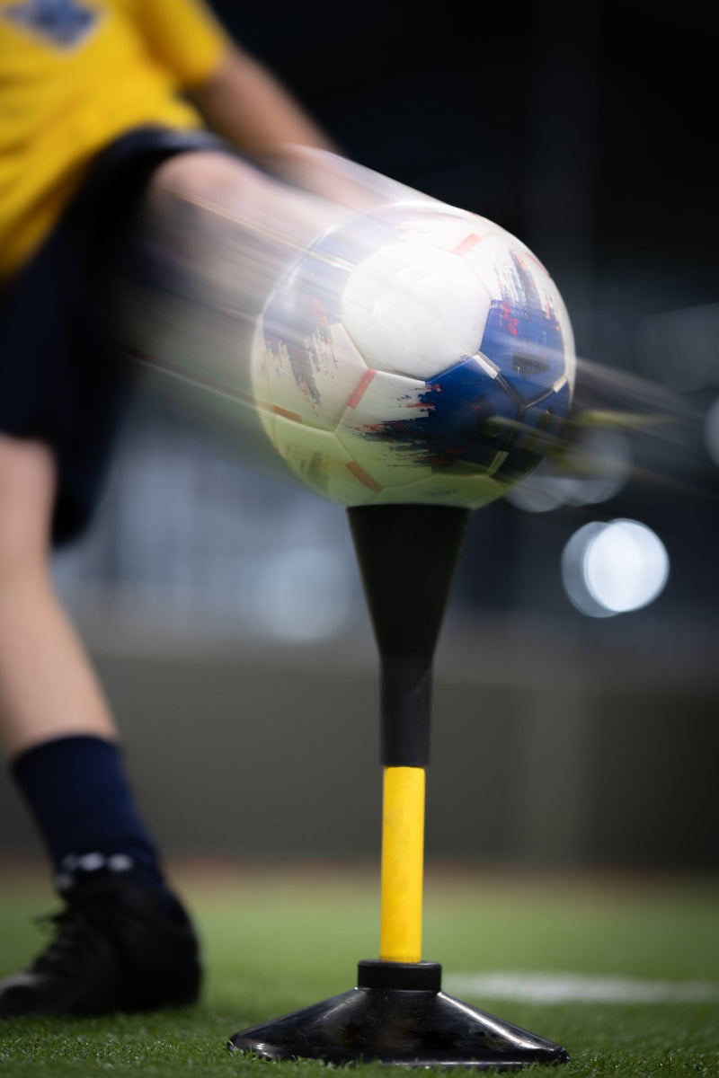 Player hitting the ball on the VOLLEYCHAMP® volley trainer